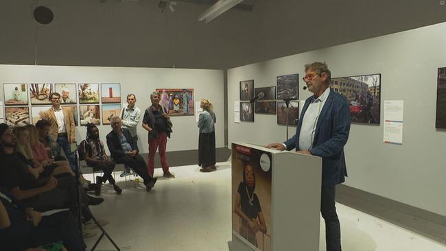 © ORF / Seitenblicke Peter Coeln hält die Eröffnungsrede in der Galerie WestLicht