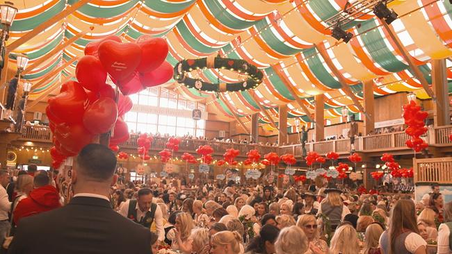 In einem großen Festzelt feiern fast ausschließlich Damen die Wiesn.