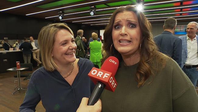 Zwei Damen lachen beim ORF-Interview...