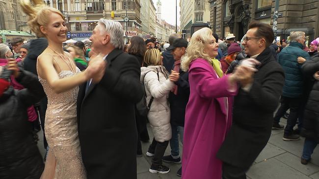 Menschen tanzen am Wiener Stephansplatz Walzer.