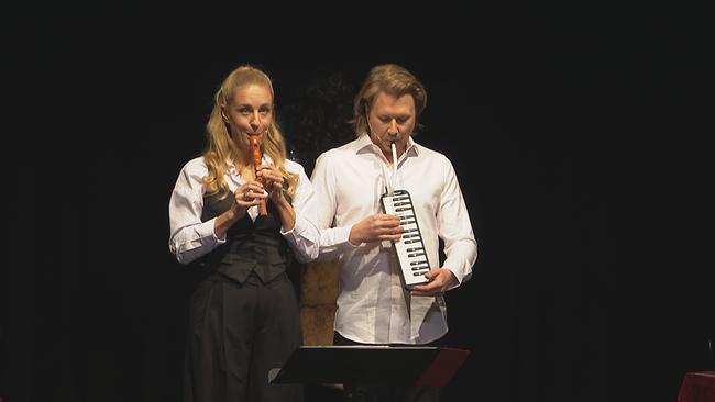 Eine Dame spielt auf der Bühne Blockflöte, ein Mann neben ihr Melodica.