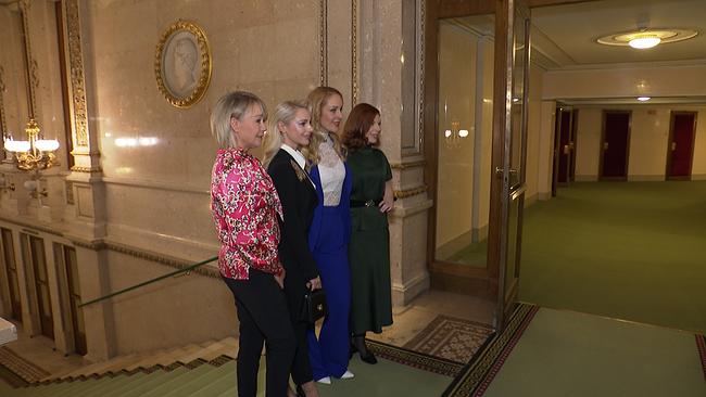 Vier Damen stehen neben einander in der Wiener Staatsoper.