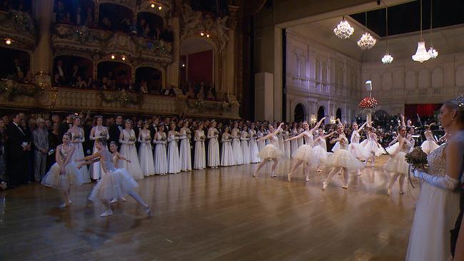 Im Zuschauerraum einer Oper findet ein edler Ball statt.