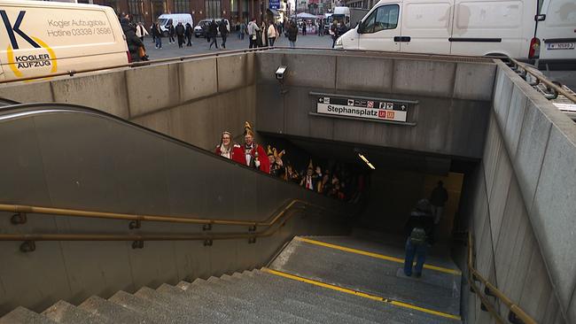 Eine Gruppe Faschingsnarren ist in der Wiener Innenstadt unterwegs...