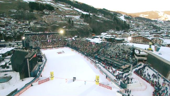 Ein volles WM Stadion im verschneiten Saalbach 