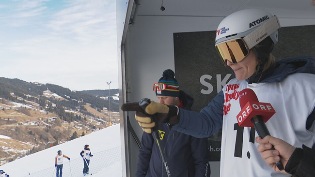 Ein Skifahrer blickt etwas verunsichert auf eine Skipiste.