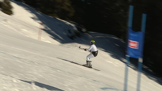 Ein Skifahrer fährt eine Piste nicht bergab, sondern bergauf...