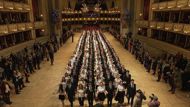 Im Saal der Wiener Staatsoper sind die Debütanten des heurigen Opernballs zu sehen. 