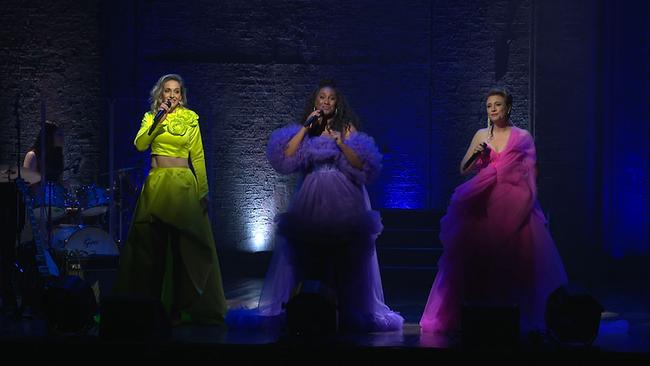 © ORF / Seitenblicke Drei Damen in opulenten Kleidern singen auf einer Bühne.
