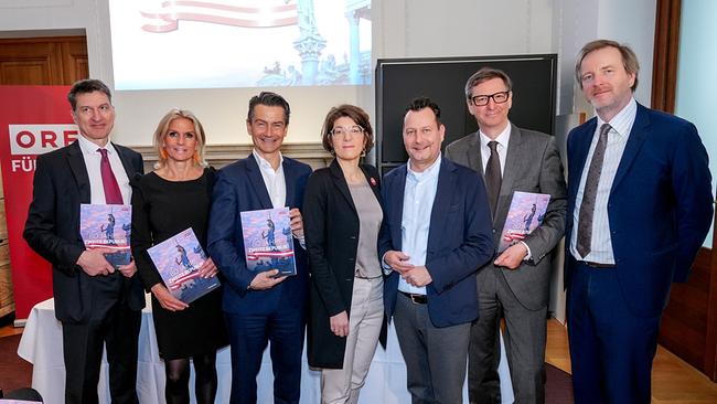 © Eine Gruppe ORF-Vertreter lacht in die Kamera.