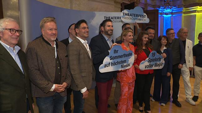 © ORF / Seitenblicke Eine Gruppe von Menschen lächelt in die Kamera