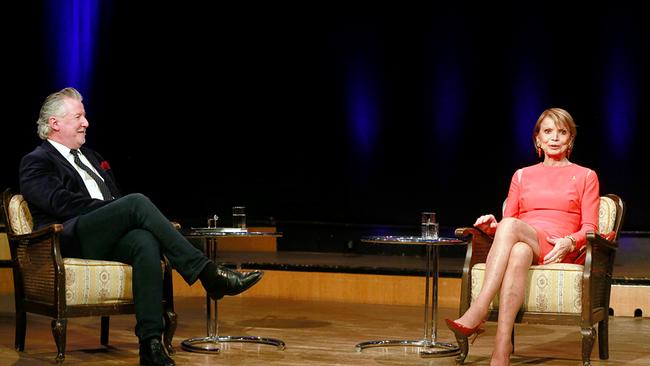 © ORF III Ein älterer Mann und eine ältere Dame sitzen auf einer Bühne