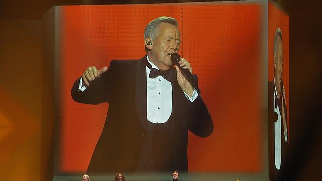 © ORF / Seitenblicke Ein älterer Musiker singt auf einer Bühne...