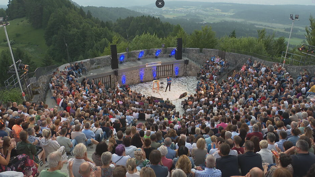 © ORF / Seitenblicke Ein Kabarettist spielt in einer Arena vor einer Naturkulisse.