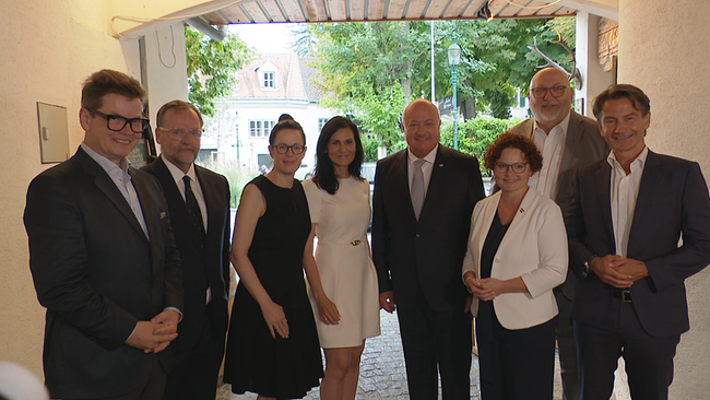 © ORF / Seitenblicke Eine Gruppe Menschen lächelt in eine Kamera.