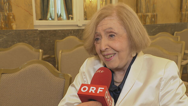 © ORF / Seitenblicke Eine ältere Dame gibt den Seitenblicken ein Interview