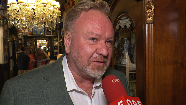 Ein Mann mittleren Alters gibt dem ORF ein Interview.