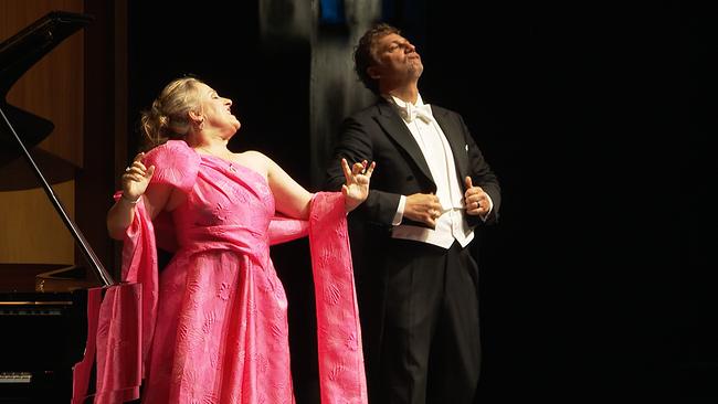© ORF / Seitenblicke Eine Dame und ein Herr singen auf einer Bühne...