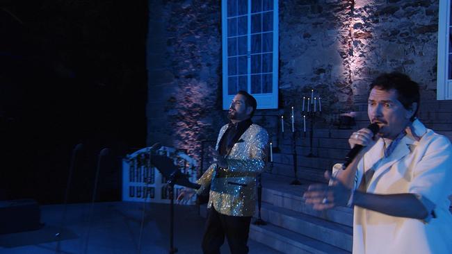 © ORF / Seitenblicke Zwei Männer singen auf einer Bühne.