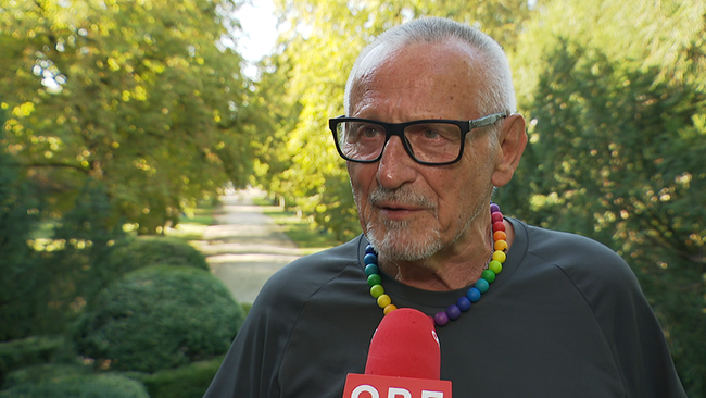 © ORF / Seitenblicke Ein älterer Mann gibt dem ORF ein Interview...