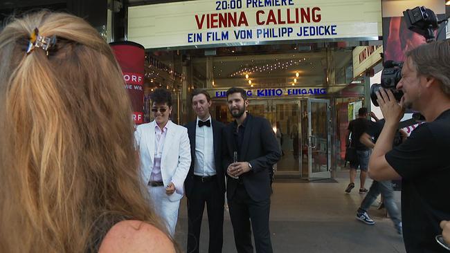 © ORF / Seitenblicke Darsteller und MusikerInnen posieren vor dem Kino für die Kameras