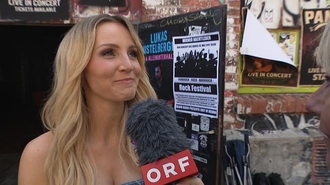 © ORF / Seitenblicke Eine junge Frau gibt ein Interview