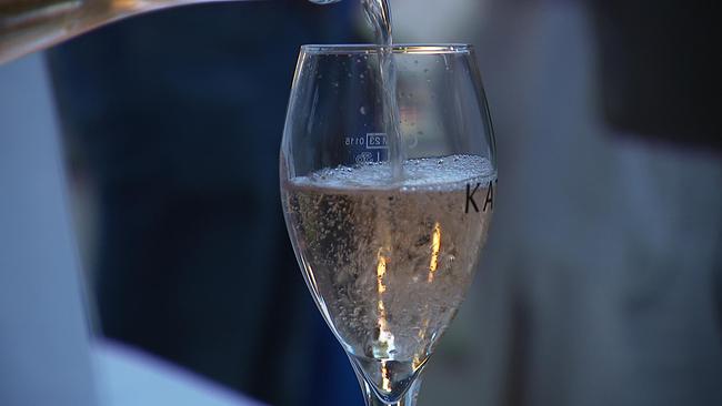 © ORF / Seitenblicke Zu sehen ist ein Glas Sekt.