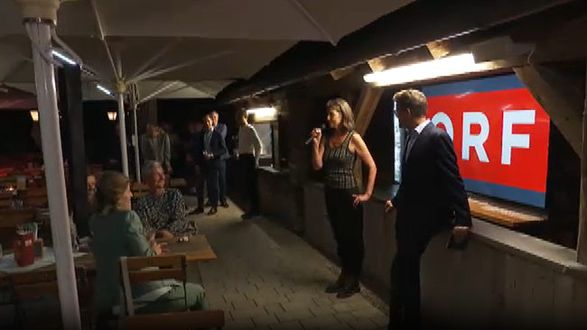 © ORF / Seitenblicke Bei einer Abendveranstaltung treffen mehrere Auslandsredakteure des ORF aufeinander...