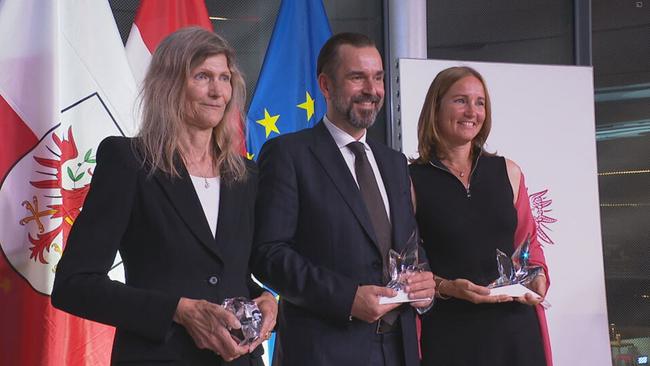 © ORF / Seitenblicke Ingeborg Hochmair-Desoyer, Clemens Pig und Karin Becker posieren mit Preisen für die Kameras
