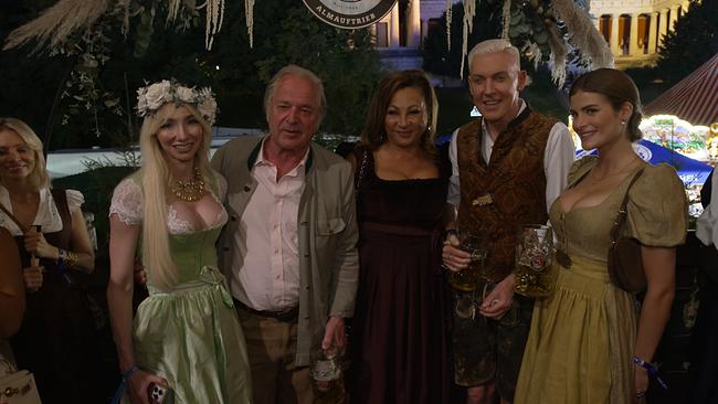 © ORF / Seitenblicke Eine Gruppe prominenter Wiesn-Besucher...