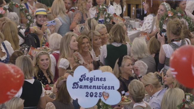 © ORF / Seitenblicke Zu sehen sind nur Damen, die in einem Festzelt beim Oktoberfest feiern...