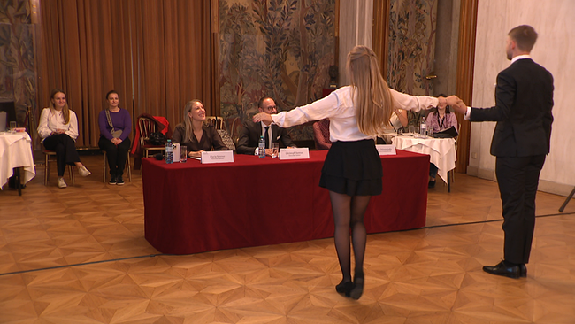 Ein junges Paar tanzt vor einer Jury vor...