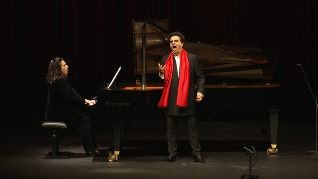 © ORF / Seitenblicke Ein Opernsänger und eine Pianistin auf der Bühne eines Opernhauses.
