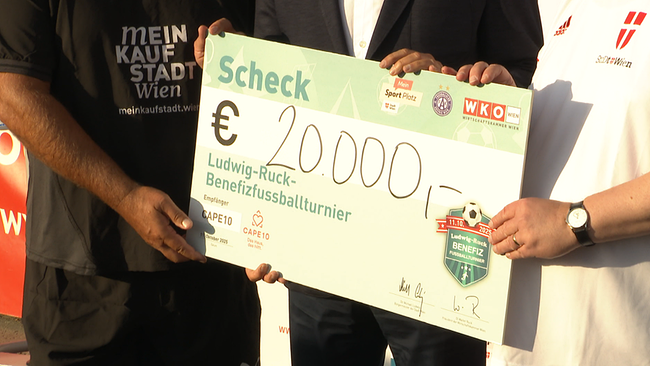 © ORF / Seitenblicke Zu sehen ist ein Scheck in der Höhe von 20.000 Euro