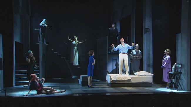8 Frauen stehen auf der Bühne verteilt, im Scheinwerferlicht steht der Hauptdarsteller Drew Sarich 