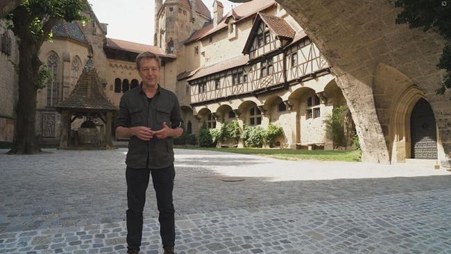 © ORF / Seitenblicke Max Müller steht vor einem Schloss