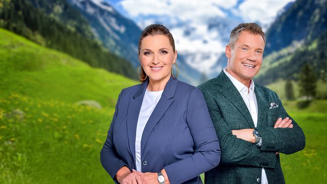 © ORF Zwei Moderatoren stehen vor einer saftigen Wiese inmitten von Bergen