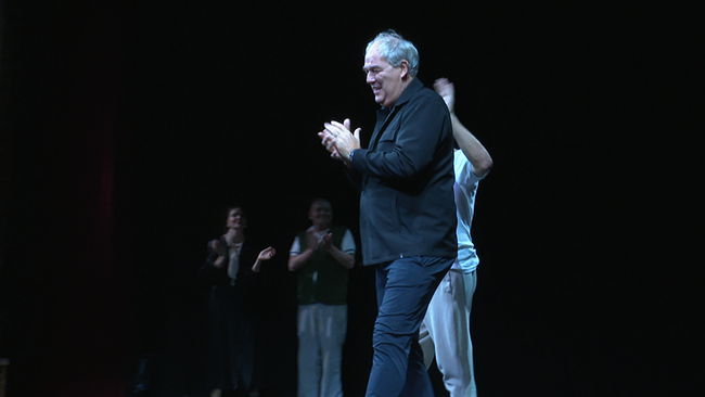 © ORF / Seitenblicke Ein älterer Mann wird auf einer Bühne beklatscht