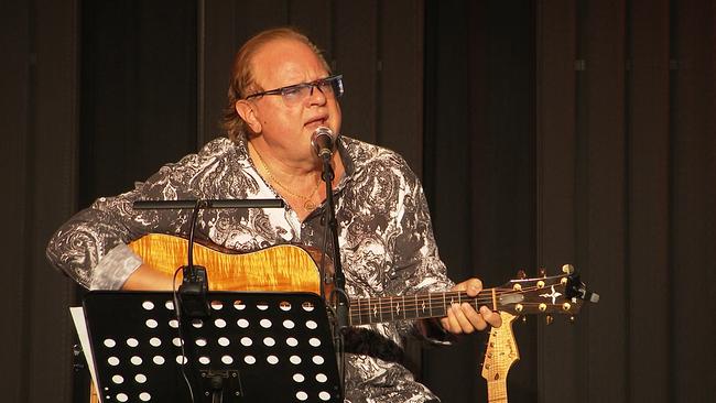 © ORF / Seitenblicke Ein älterer Musiker spielt auf einer Bühne...