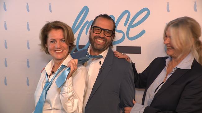 © ORF / Seitenblicke Menschen tragen blaue Krawatten...