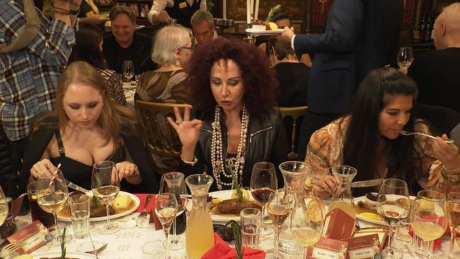 © ORF / Seitenblicke Drei Damen verzehren Gänse...