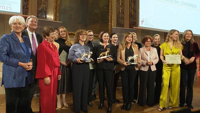 © ORF / Seitenblicke Eine Gruppe Preisträger lächelt in die Kamera...