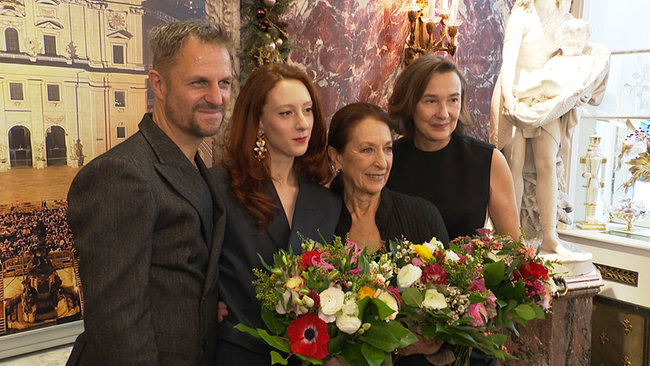 © ORF / Seitenblicke Ein Mann und drei Damen posieren für die Kamera