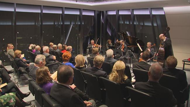 © ORF / Seitenblicke MusikerInnnen spielen auf Instrumenten vor Publikum