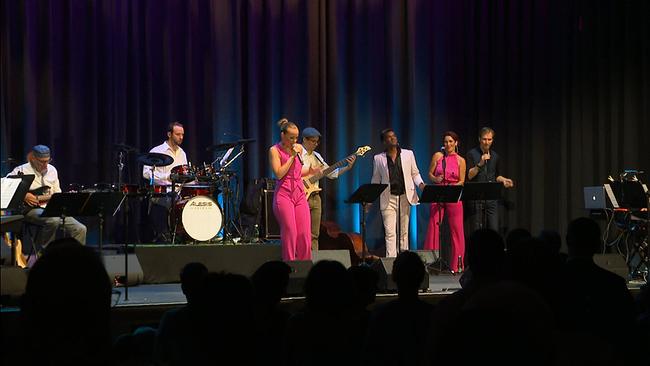 © ORF / Seitenblicke Maya Hakvoort, Missy May, André Bauer und Ramesh Nair mit Musikern auf der Bühne im Theater im Park