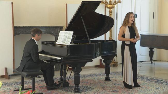 Sopranistin Nadiia Sheremetieva und der Pianist Denis Javorsky  vor dem Publikum