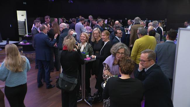 © Gäste an Stehtischen im Atrium