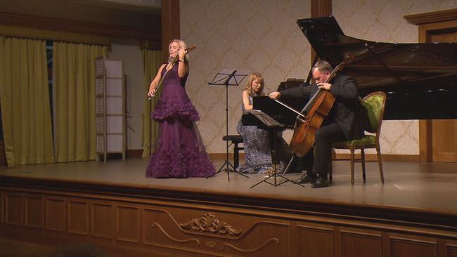 Donka Angatscheva am Flügel, Lidia Baich mit Geige und ein Mann an einem Cello auf der Bühne