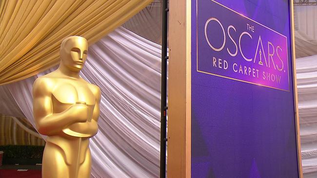 © ORF 2 / Seitenblicke die goldene Oscar-Statue neben einer lila Tafel auf der steht: the Oscars red carpet show