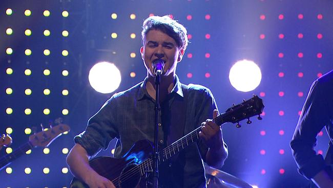 © ORF2/Seitenblicke Chris Steger steht singend auf der Bühne
